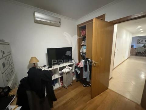 Apartamento t2 com parqueamento e arrecadação qta do anjo