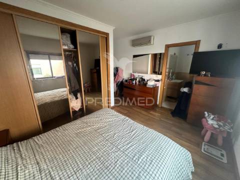 Apartamento t2 com parqueamento e arrecadação qta do anjo
