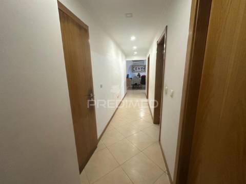 Apartamento t2 com parqueamento e arrecadação qta do anjo