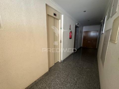 Apartamento t2 com parqueamento e arrecadação qta do anjo