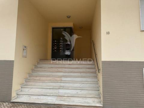 Apartamento t2 com parqueamento e arrecadação qta do anjo