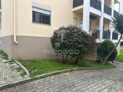 Apartamento t2 com parqueamento e arrecadação qta do anjo