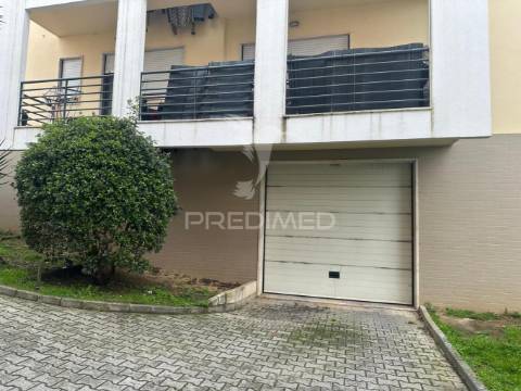 Apartamento t2 com parqueamento e arrecadação qta do anjo