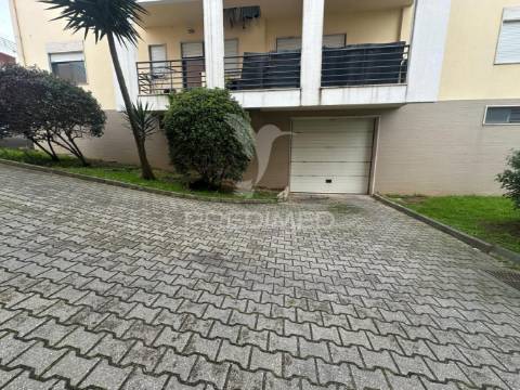 Apartamento t2 com parqueamento e arrecadação qta do anjo
