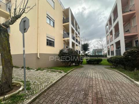 Apartamento t2 com parqueamento e arrecadação qta do anjo