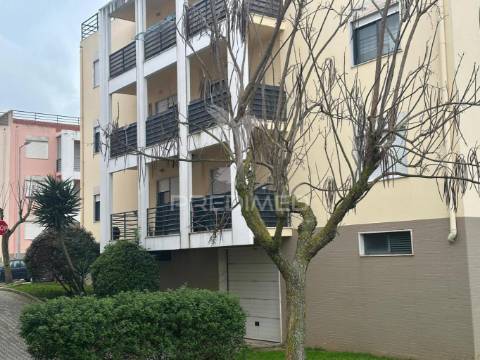 Apartamento t2 com parqueamento e arrecadação qta do anjo