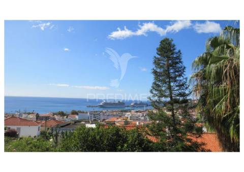 Vendo moradia e terreno 750m2 para recuperar no centro do funchal