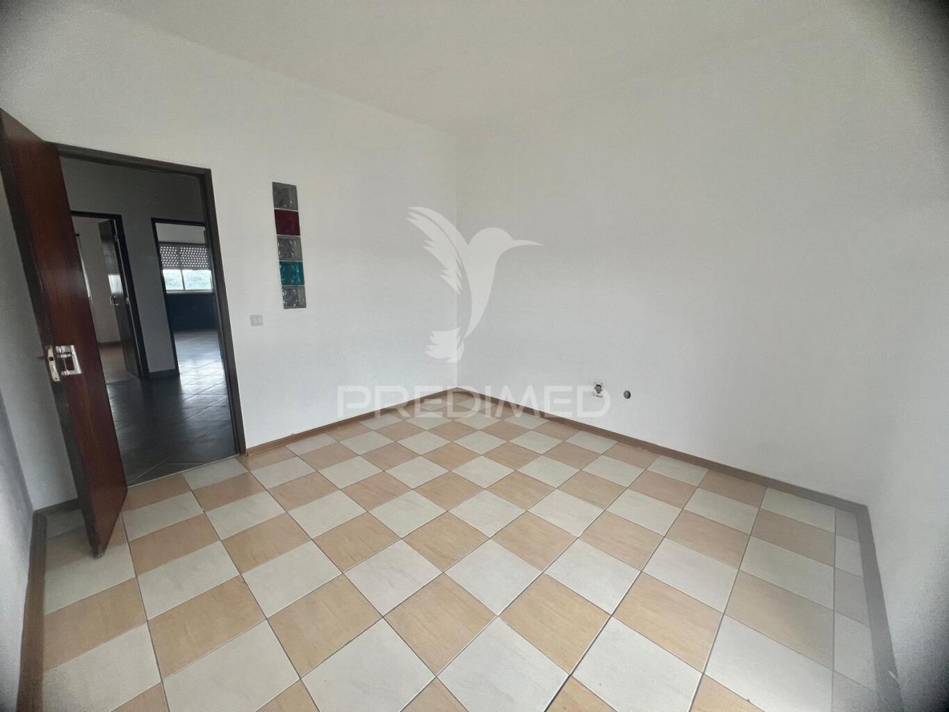 Apartamento t3 c/ varanda - vila chã
