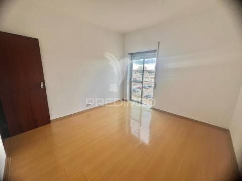 Apartamento t3 c/ varanda - vila chã