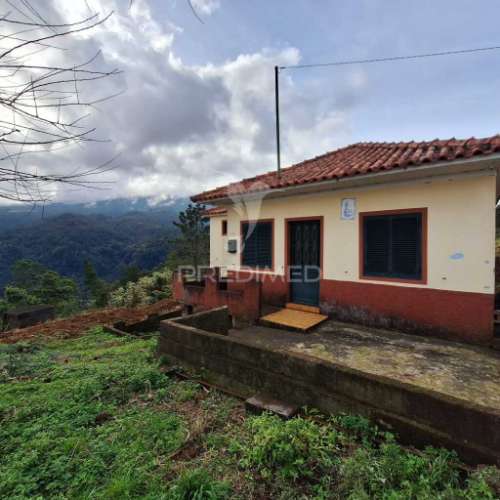 Moradia antiga, isolada t2, em são jorge - ilha da madeira