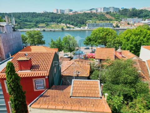 Prédio de 2 frações em massarelos - porto