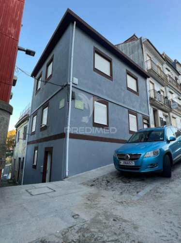 Prédio de 2 frações em massarelos - porto
