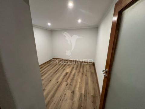 Prédio de 2 frações em massarelos - porto