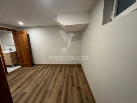 Prédio de 2 frações em massarelos - porto