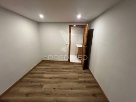 Prédio de 2 frações em massarelos - porto