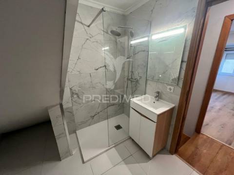 Prédio de 2 frações em massarelos - porto
