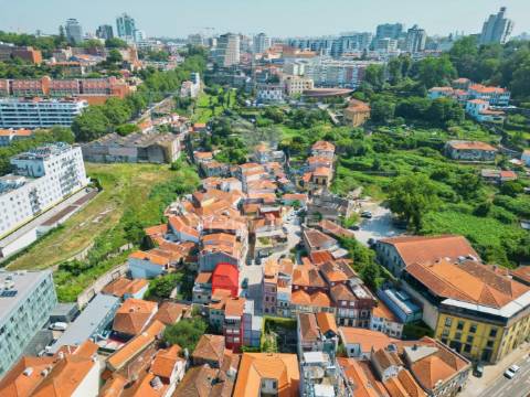 Prédio de 2 frações em massarelos - porto