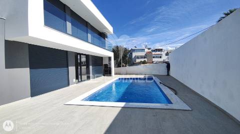 Moradia m4 com piscina na bela vista,parchal