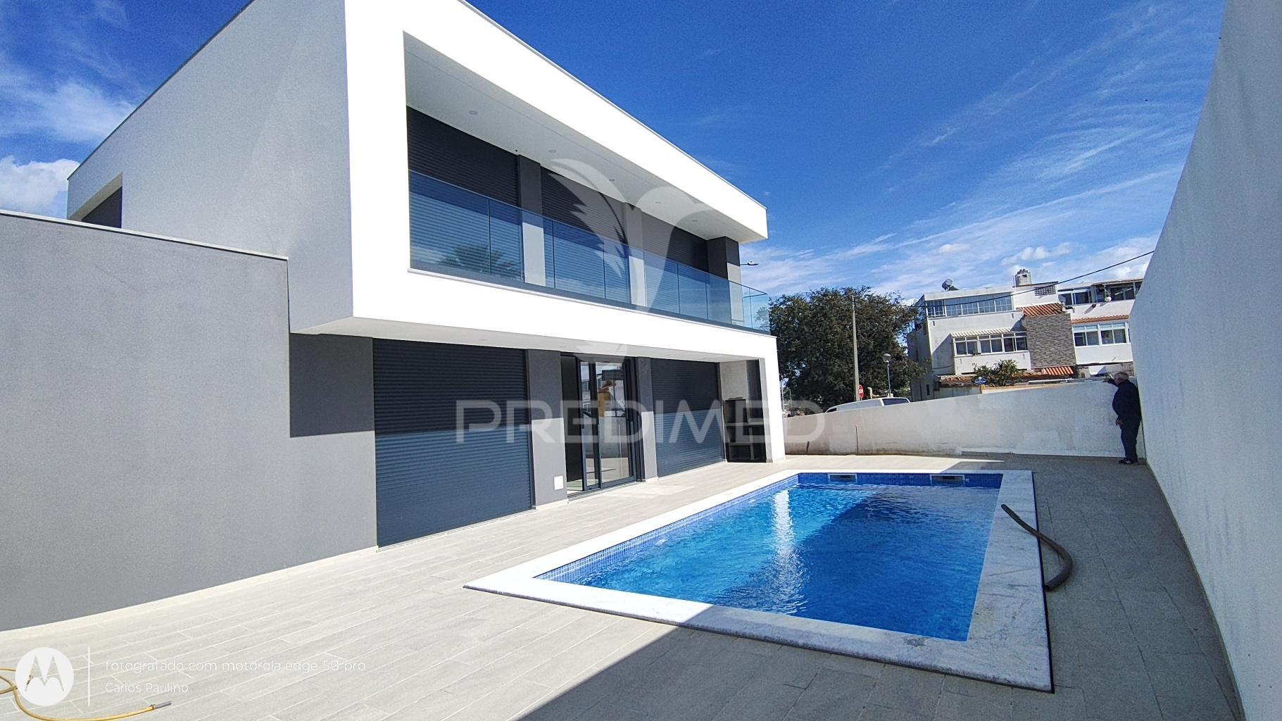 Moradia m4 com piscina na bela vista,parchal