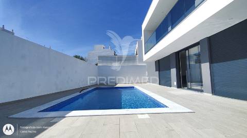 Moradia m4 com piscina na bela vista,parchal