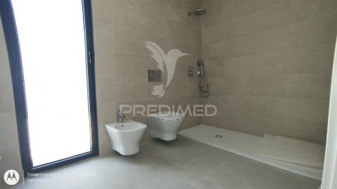 Moradia m4 com piscina na bela vista,parchal