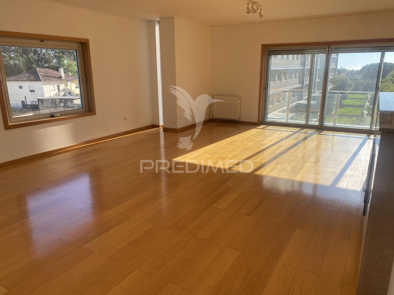 Arrenda-se apartamento t4 leça da palmeira
