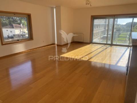 Arrenda-se apartamento t4 leça da palmeira