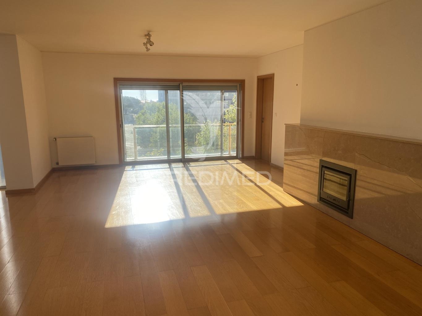 Arrenda-se apartamento t4 leça da palmeira
