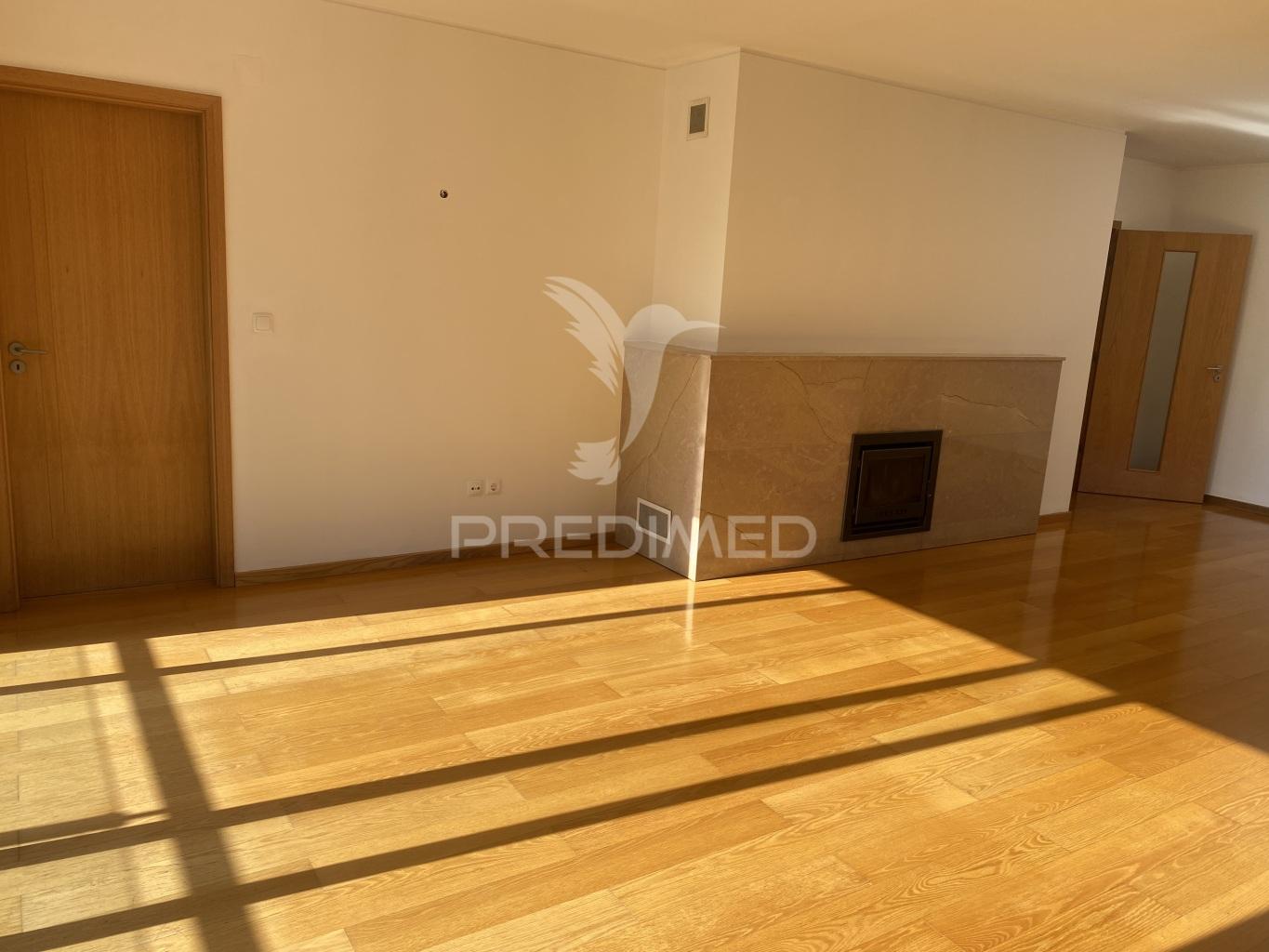 Arrenda-se apartamento t4 leça da palmeira