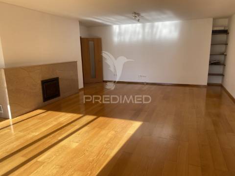Arrenda-se apartamento t4 leça da palmeira