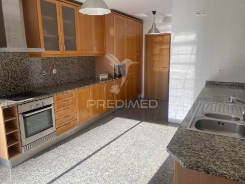 Arrenda-se apartamento t4 leça da palmeira
