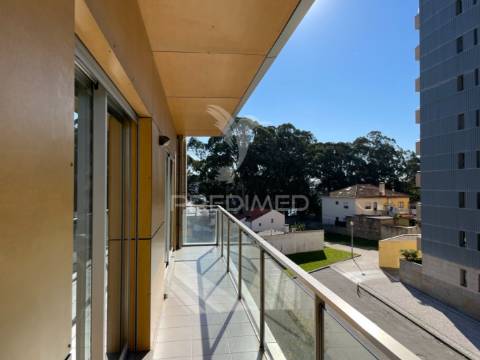 Arrenda-se apartamento t4 leça da palmeira