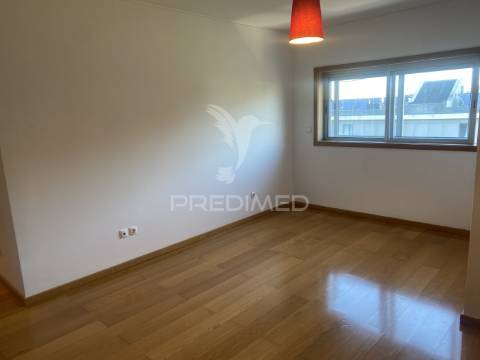 Arrenda-se apartamento t4 leça da palmeira