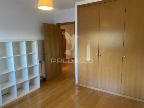 Arrenda-se apartamento t4 leça da palmeira