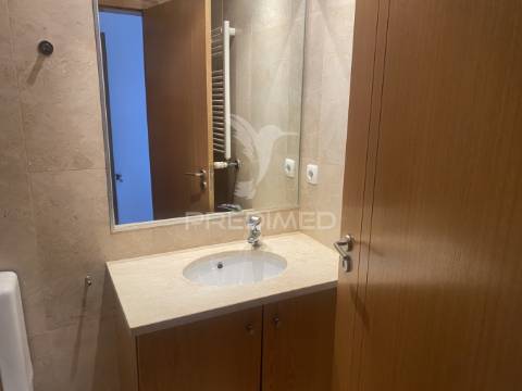 Arrenda-se apartamento t4 leça da palmeira