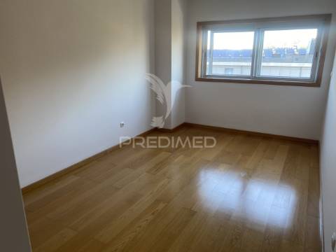 Arrenda-se apartamento t4 leça da palmeira