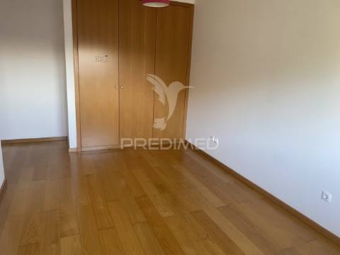 Arrenda-se apartamento t4 leça da palmeira
