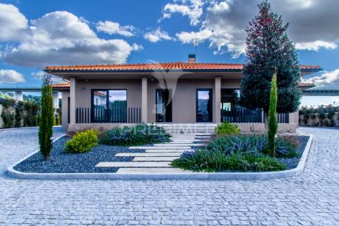 Vivenda térrea com piscina e jardim em folhadela / vila real
