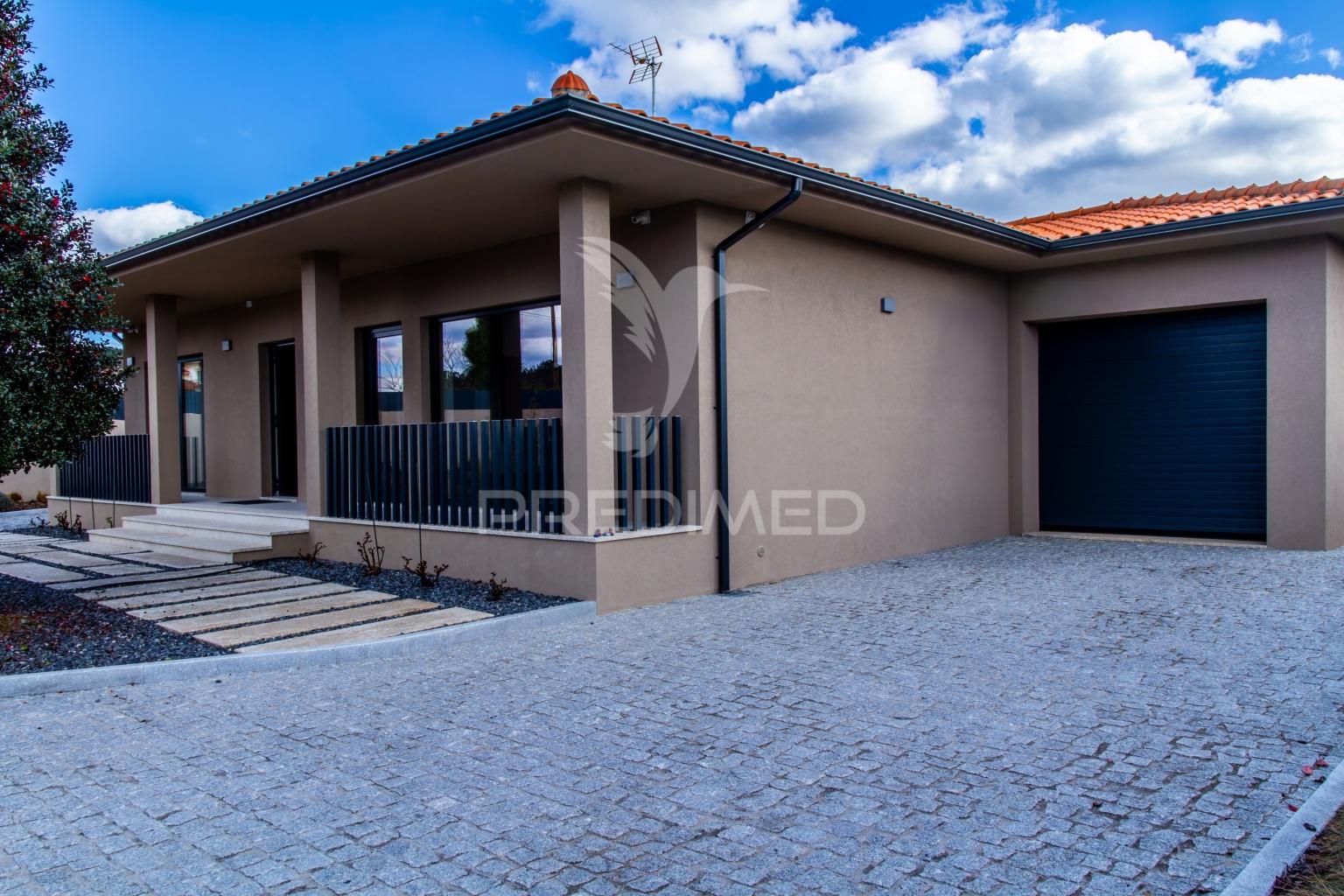 Vivenda térrea com piscina e jardim em folhadela / vila real