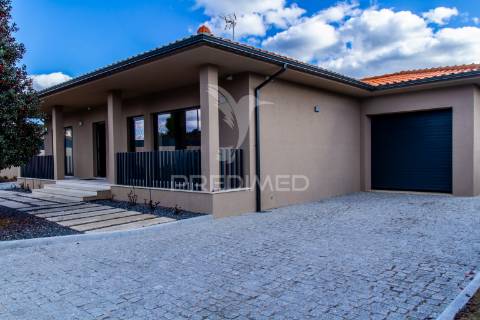 Vivenda térrea com piscina e jardim em folhadela / vila real