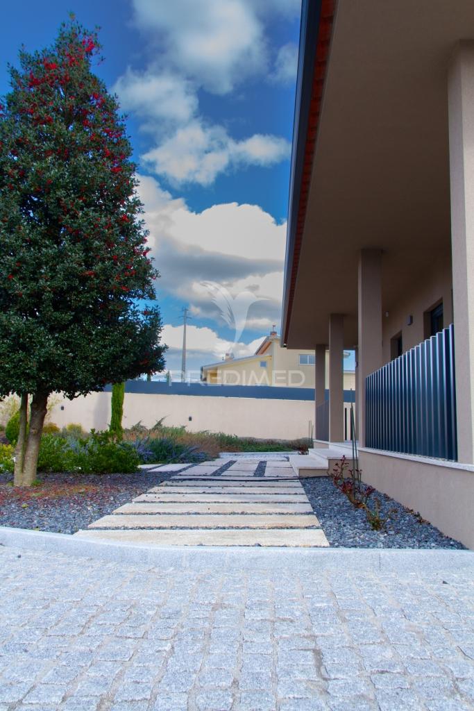 Vivenda térrea com piscina e jardim em folhadela / vila real