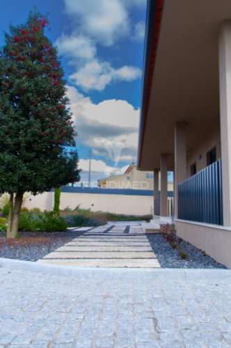 Vivenda térrea com piscina e jardim em folhadela / vila real