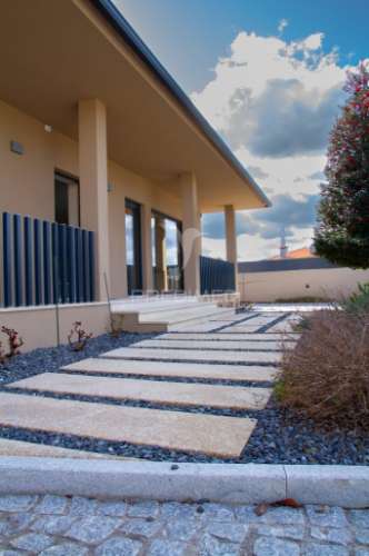 Vivenda térrea com piscina e jardim em folhadela / vila real