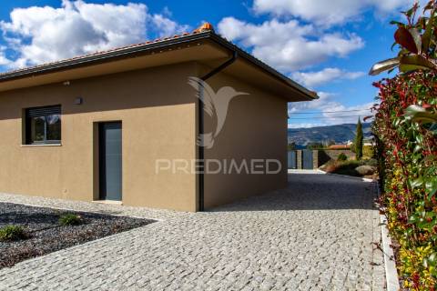 Vivenda térrea com piscina e jardim em folhadela / vila real