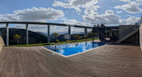 Vivenda térrea com piscina e jardim em folhadela / vila real