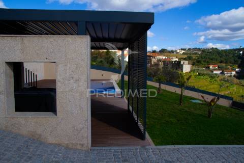 Vivenda térrea com piscina e jardim em folhadela / vila real