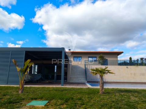 Vivenda térrea com piscina e jardim em folhadela / vila real