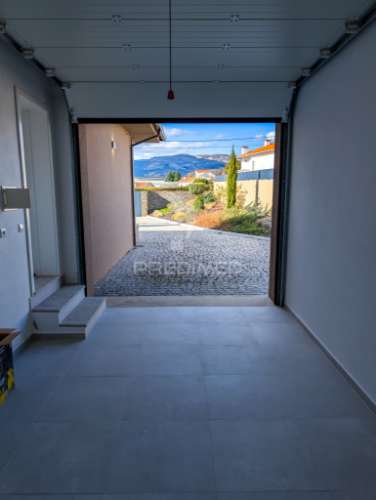 Vivenda térrea com piscina e jardim em folhadela / vila real