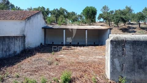 Conjunto de duas herdades 71,70 hectares, junto à vila de mora.