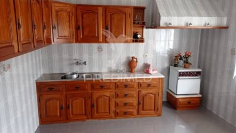 Quintinha isolada, com 710 m2 de terreno, em margem, concelho de gavião.